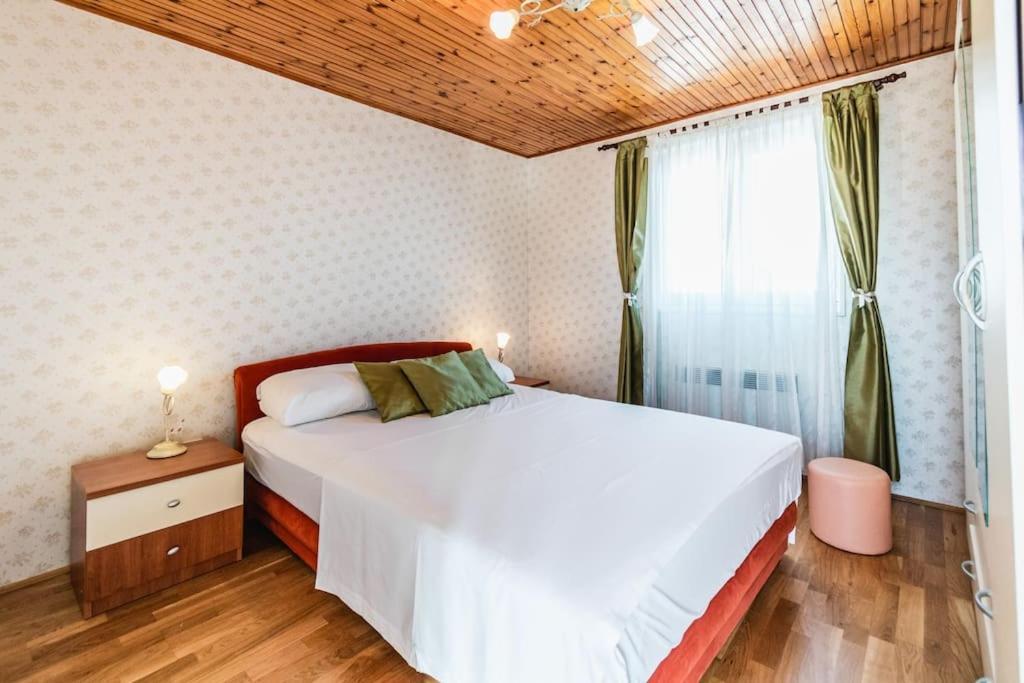 Holiday Home Marina-Renovated House In City Center Rogoznica  Exterior photo